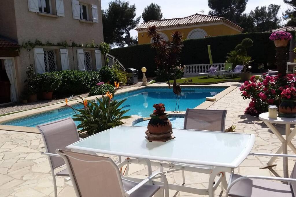 Dans De Charme, Piscine, Proche